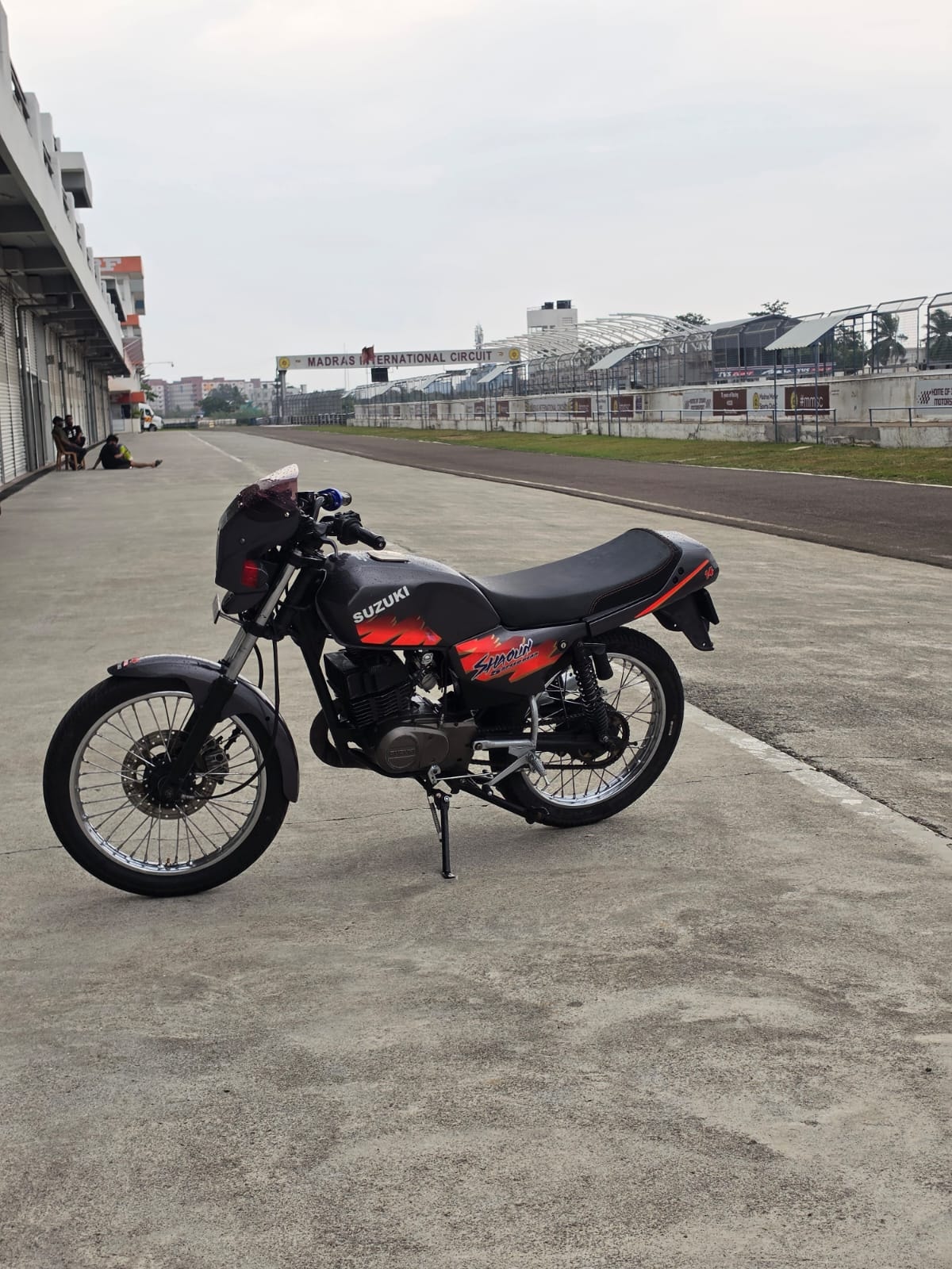 Suzuki Shaolin black red side profile at MMSC